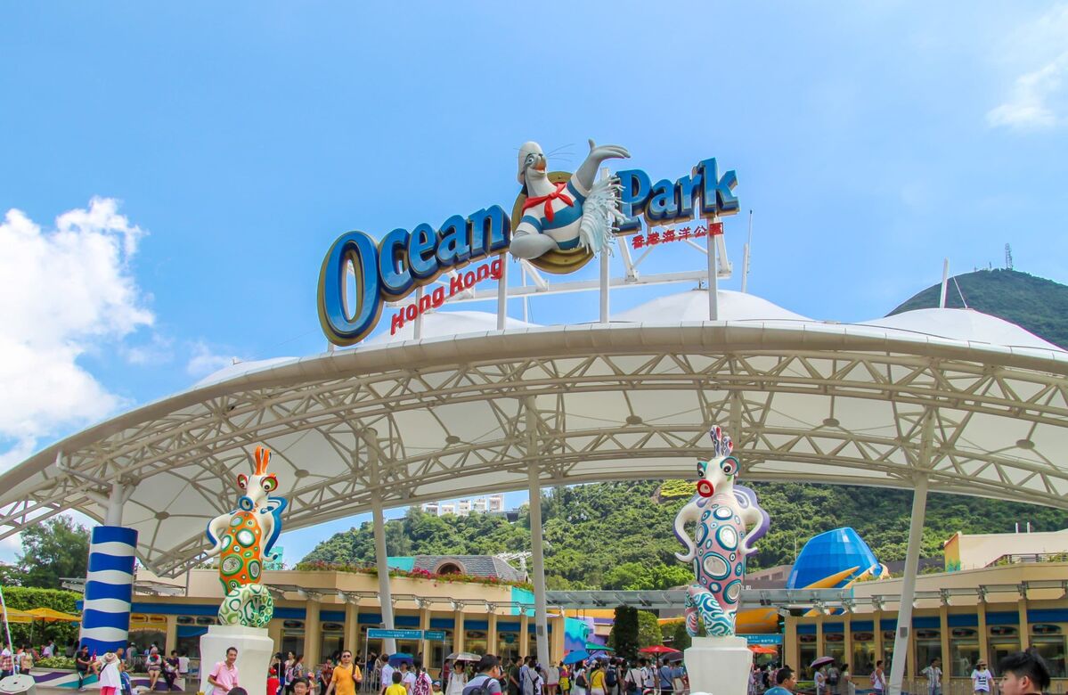 Cổng chào đầy ấn tượng của Ocean Park Hồng Kông (Ảnh: Tạp chí Du lịch TP.HCM)