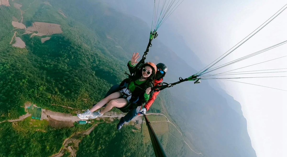 Chơi dù lượn ở Lang Biang (Ảnh: Kiwi Travel)