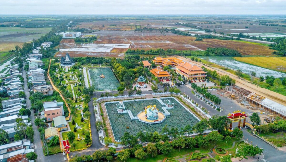 Chùa Huỳnh Đạo nhìn từ trên cao (Ảnh: Thám Hiểm Mekong)