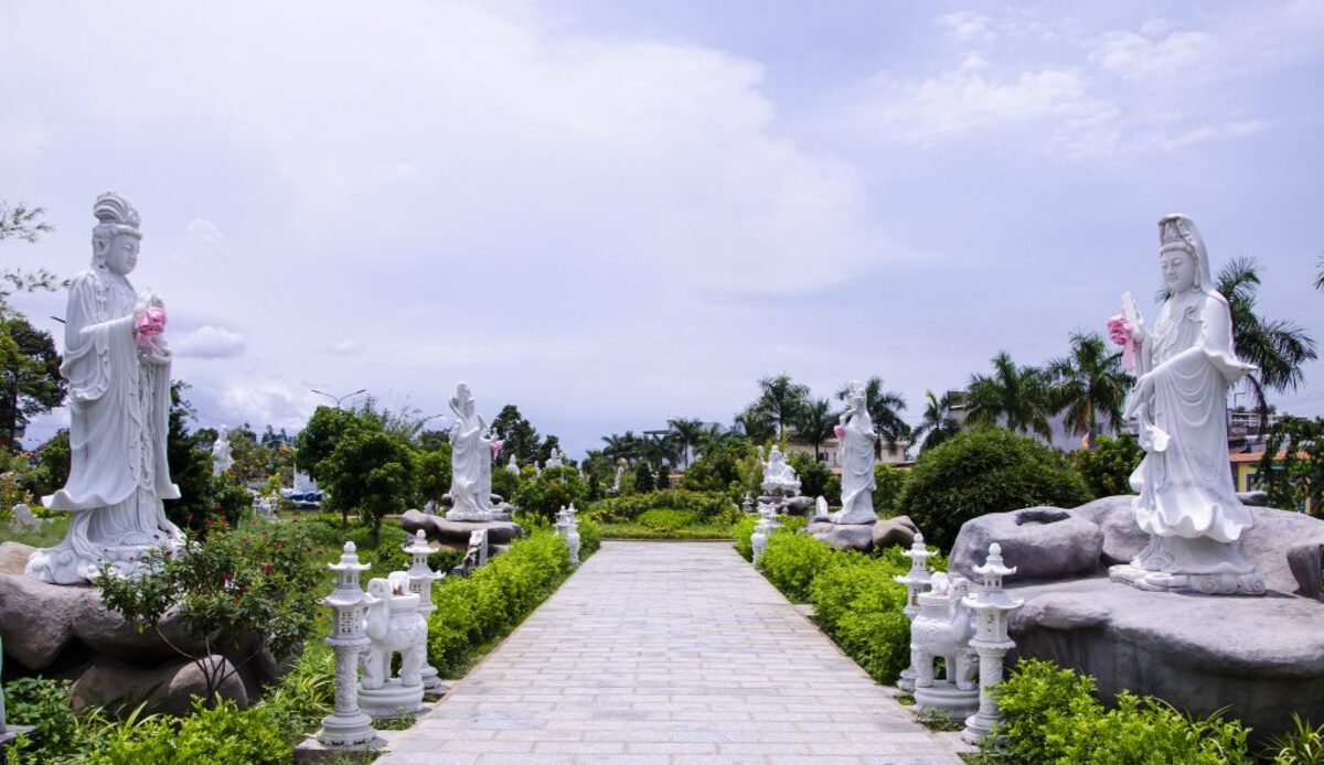 Các bức tượng Phật bằng đá trắng tinh trong Chùa Huỳnh Đạo (Ảnh: Thám Hiểm Mekong)