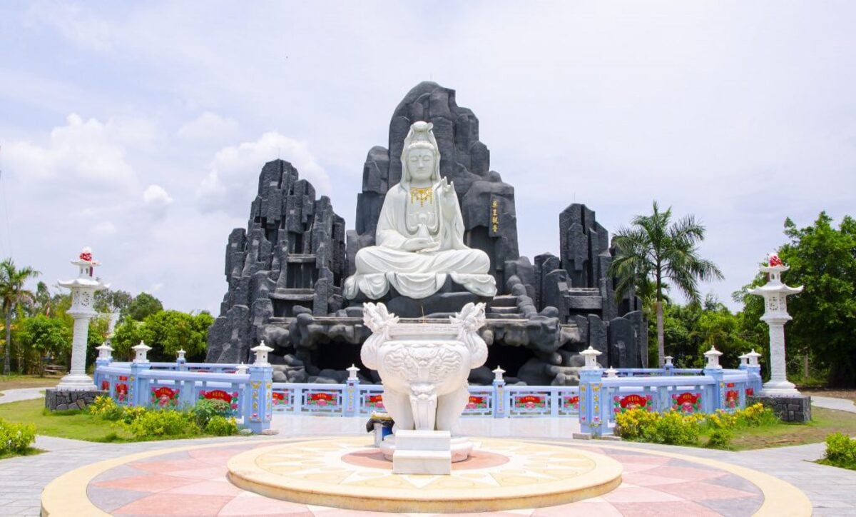 Tượng Phật bà Quan âm trong tư thế ngồi thiền cao trên 30 mét (Ảnh: Thám Hiểm Mekong)