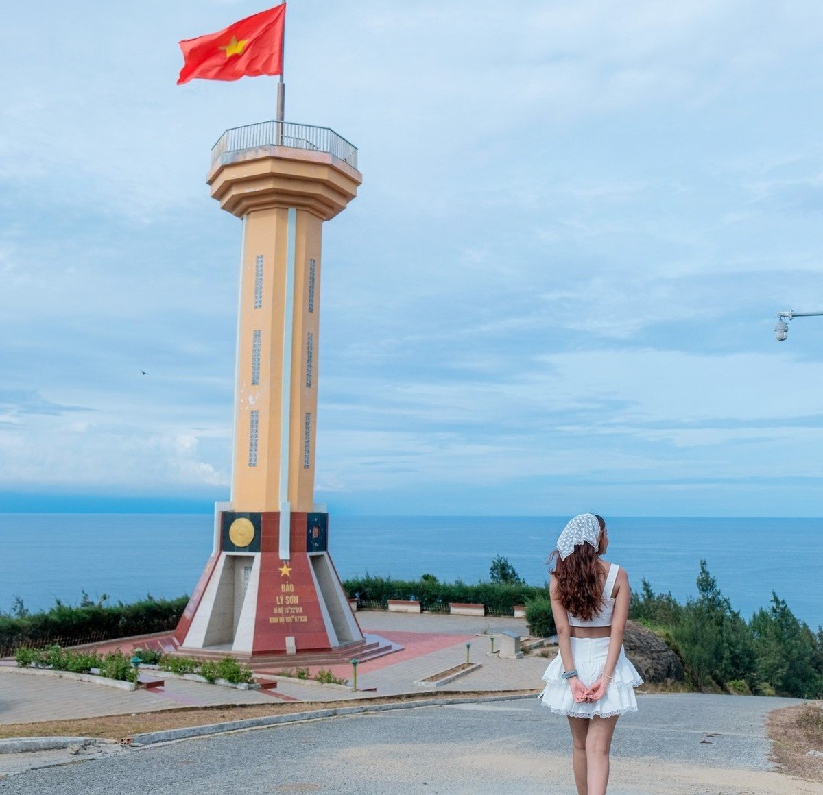 Du khách check-in tại cột cờ Tổ quốc (Nguồn: Internet)