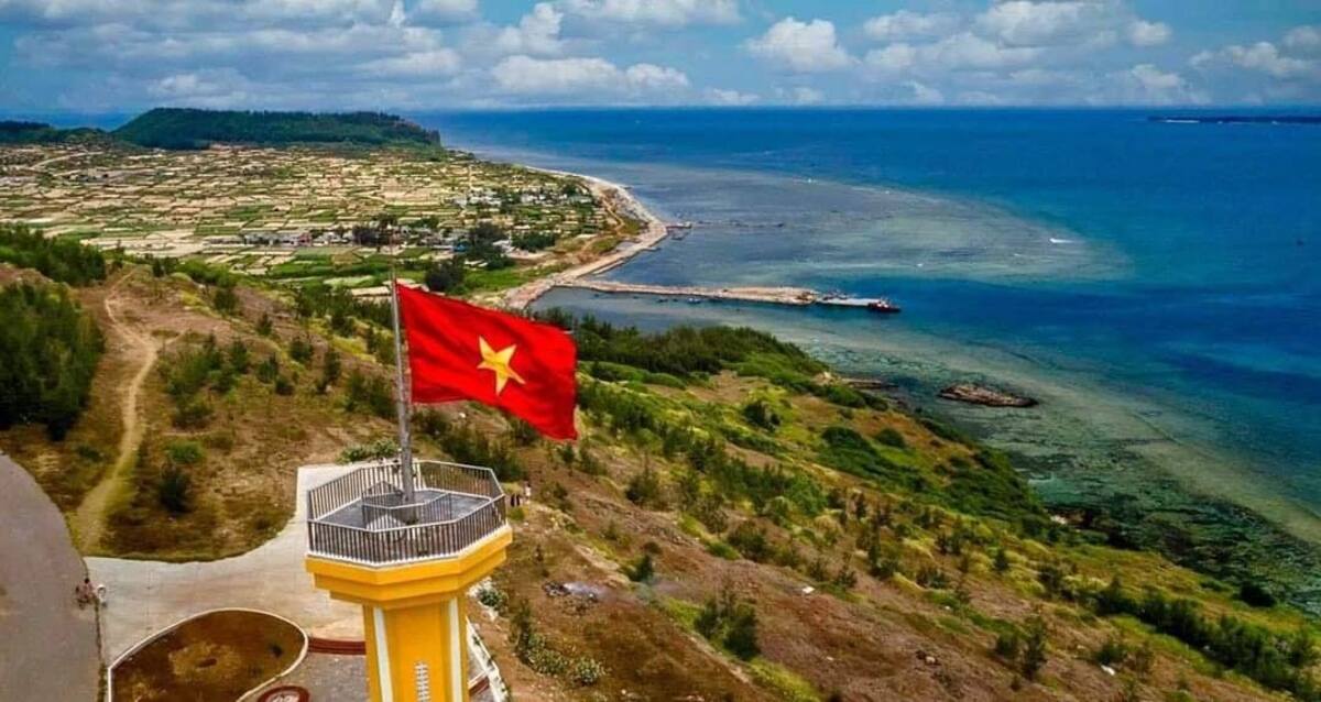 Khám phá cột cờ Tổ quốc đảo Lý Sơn: Biểu tượng chủ quyền thiêng liêng giữa biển Đông - ảnh 2