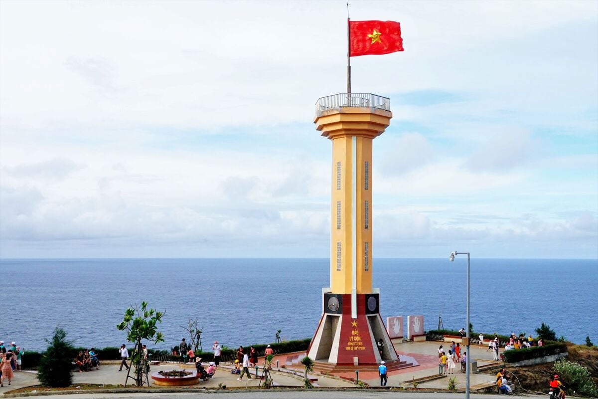Khám phá cột cờ Tổ quốc đảo Lý Sơn: Biểu tượng chủ quyền thiêng liêng giữa biển Đông - ảnh 3