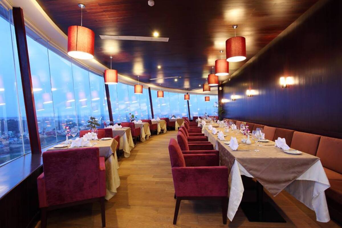 Sky Lounge – CenDeluxe Hotel (Nguồn: Internet)