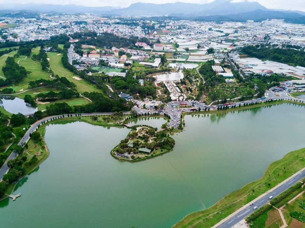 Xuất xứ tên gọi hồ Xuân Hương vì hồ vào mùa xuân có mùi thơm của cây cỏ (Nguồn: Internet)