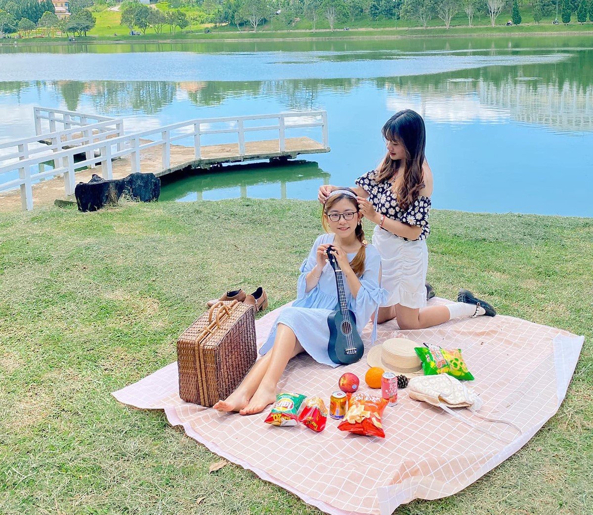 Du khách trải nghiệm picnic, check-in ở Hồ Xuân Hương