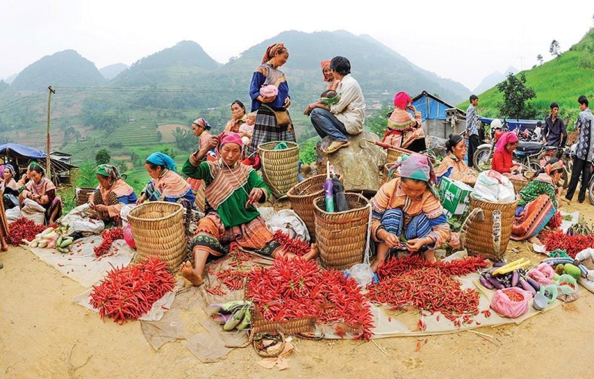Top 6 phiên chợ Tây Bắc nổi tiếng mang đậm bản sắc văn hoá - ảnh 1
