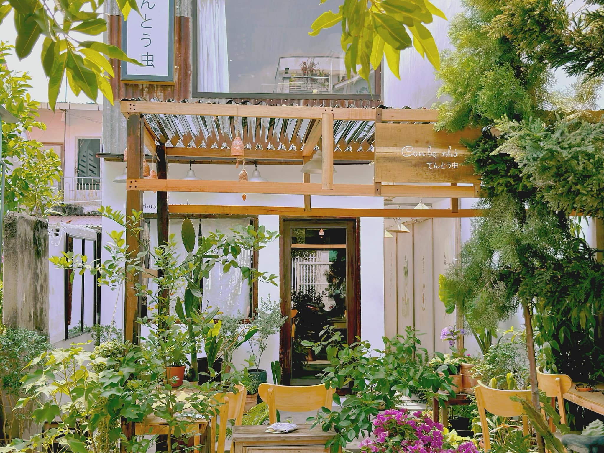 Quán cafe xinh xắn nằm gọn trong một góc nhỏ Mỹ Tho (Ảnh: Con Bọ Nhỏ Café)
