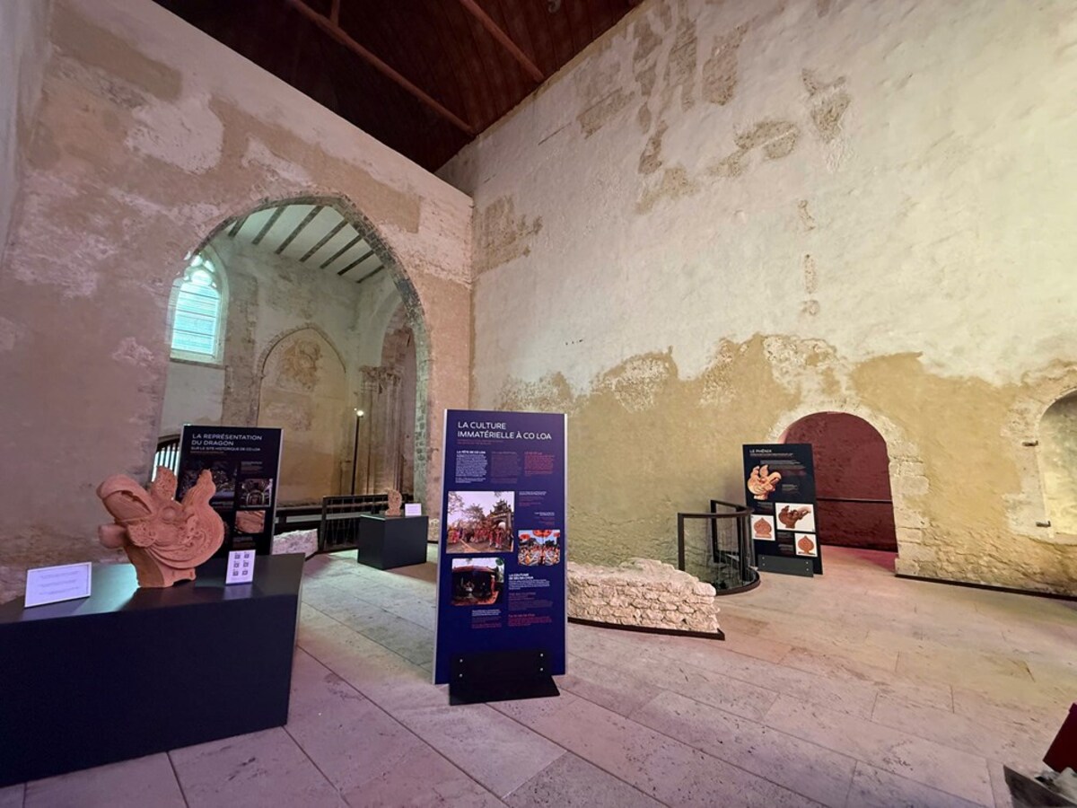 Không gian quảng bá di sản Hoàng thành Thăng Long và Khu di tích Cổ Loa tại Nhà thờ cổ Saint-Ayoul, Provins, Phá (Ảnh: Cục Du lịch Quốc gia Việt Nam)