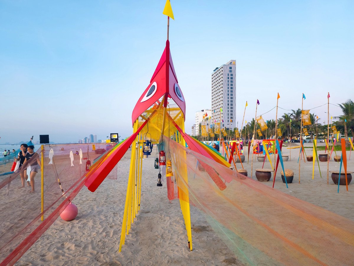 Hình ảnh thuyền ra khơi trong bình minh hay trở về lúc hoàng hôn được thể hiện sinh động qua nghệ thuật sắp đặt và hiệu ứng ánh sáng (Ảnh: Nguyễn Trình/Báo Thanh Niên)