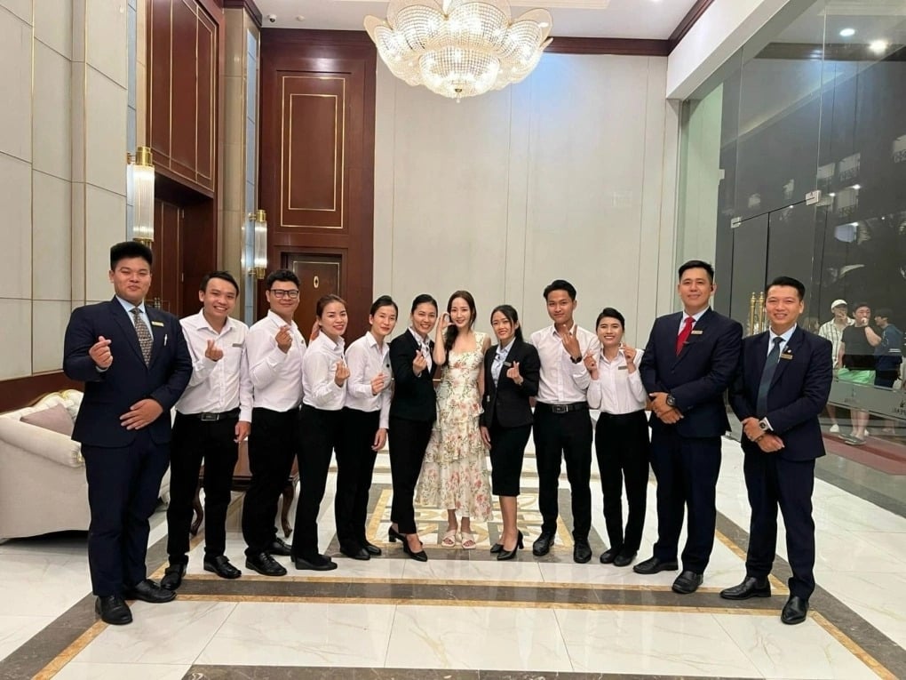 Diễn viên Park Min Young (váy hoa) chụp ảnh cùng nhân viên resort ở Nha Trang. Ảnh: Rachel_mypark