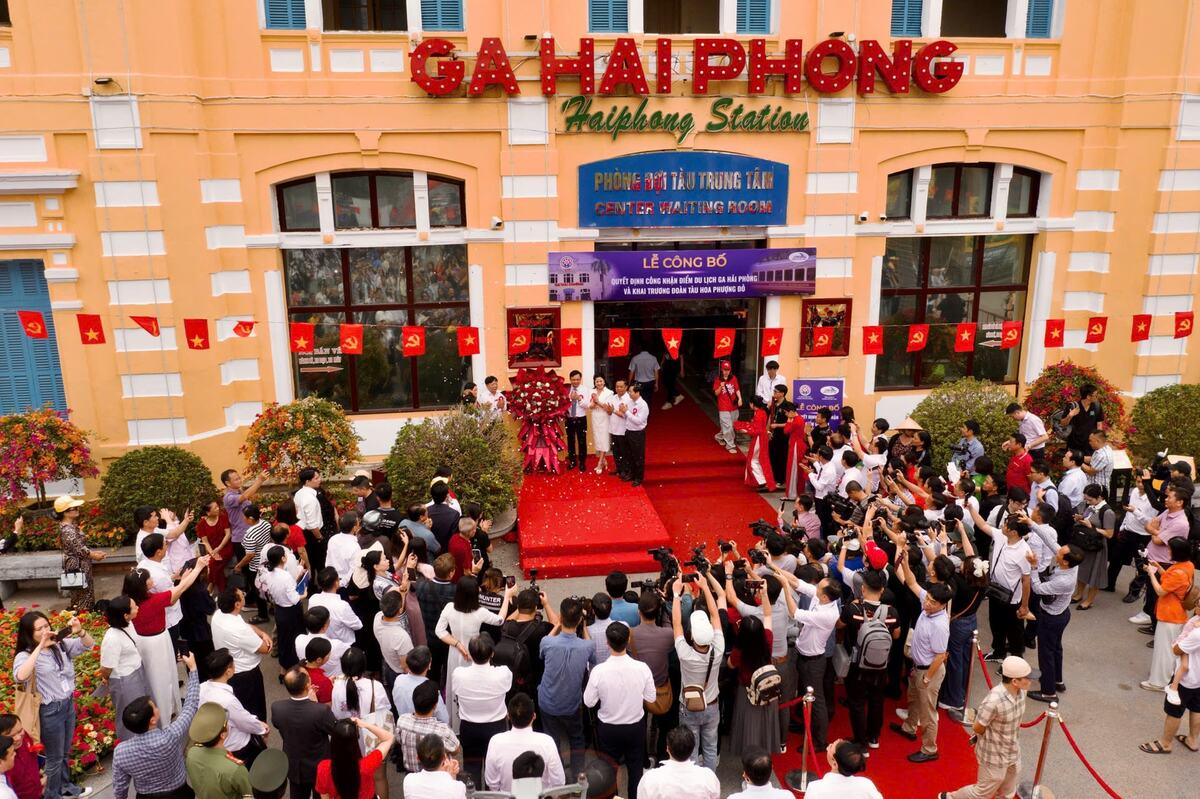 Sự kiện công bố Ga Hải Phòng là điểm du lịch và khai tài khoản chuyến tàu Hoa Phượng đỏ (Ảnh: Việt Cường)