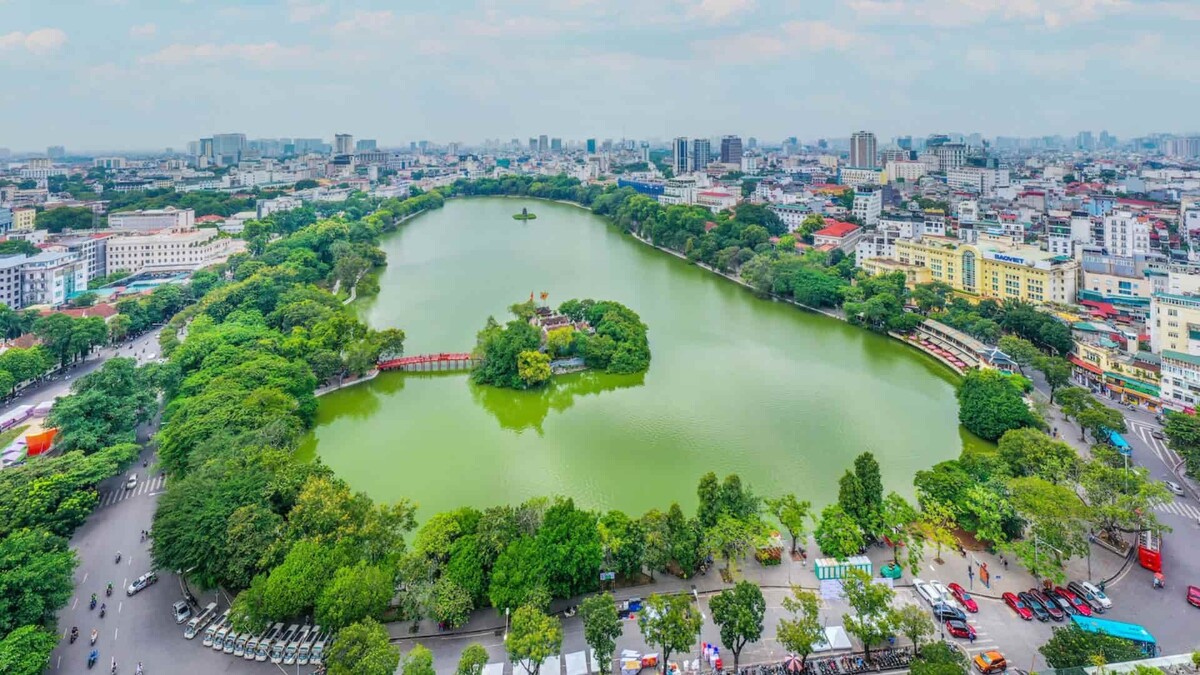 Hà Nội xếp sau TP.HCM về lượng khách du lịch nửa đầu năm. (Ảnh Hồ Gươm - Nguồn: Internet)