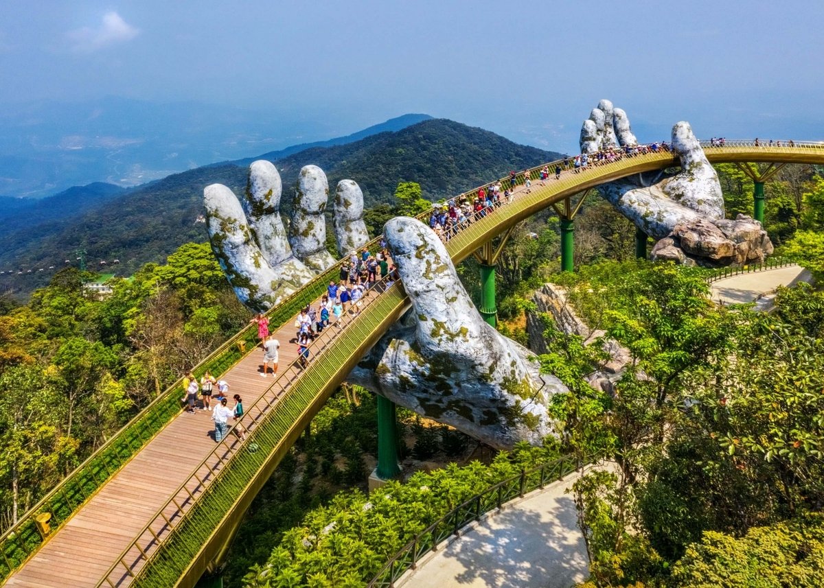 Đà Nẵng đứng thứ 2 về doanh thu du lịch nửa đầu năm. (Ảnh Cầu Bàn Tay ở Bà Nà Hills - Nguồn: Internet)