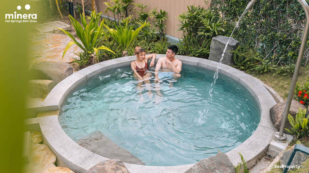 Tắm nước nóng ở suối khoáng nóng Minera Bình Châu (Ảnh: Minera Hot Springs Bình Châu)