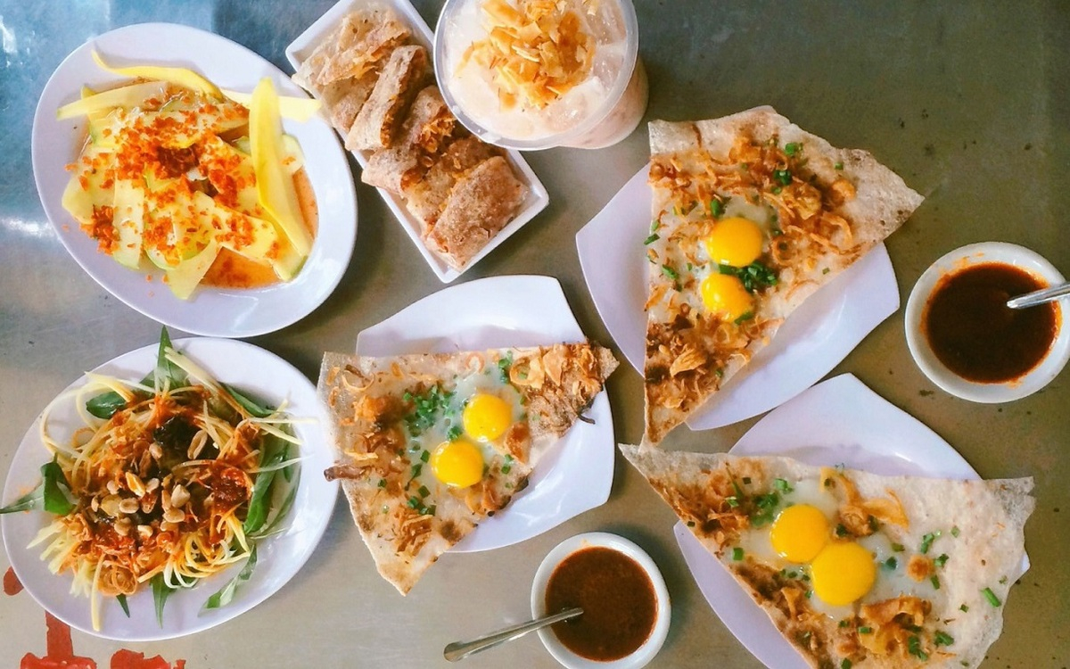 Bánh tráng kẹp là món ăn vặt hấp dẫn ở Đà Nẵng. (Ảnh: Internet)