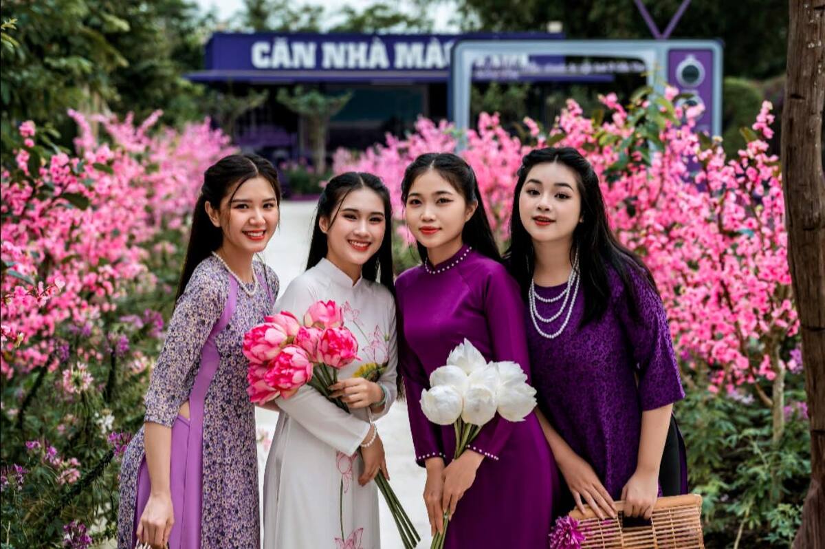 Du khách check-in tại căn nhà màu tím (Nguồn: Internet)
