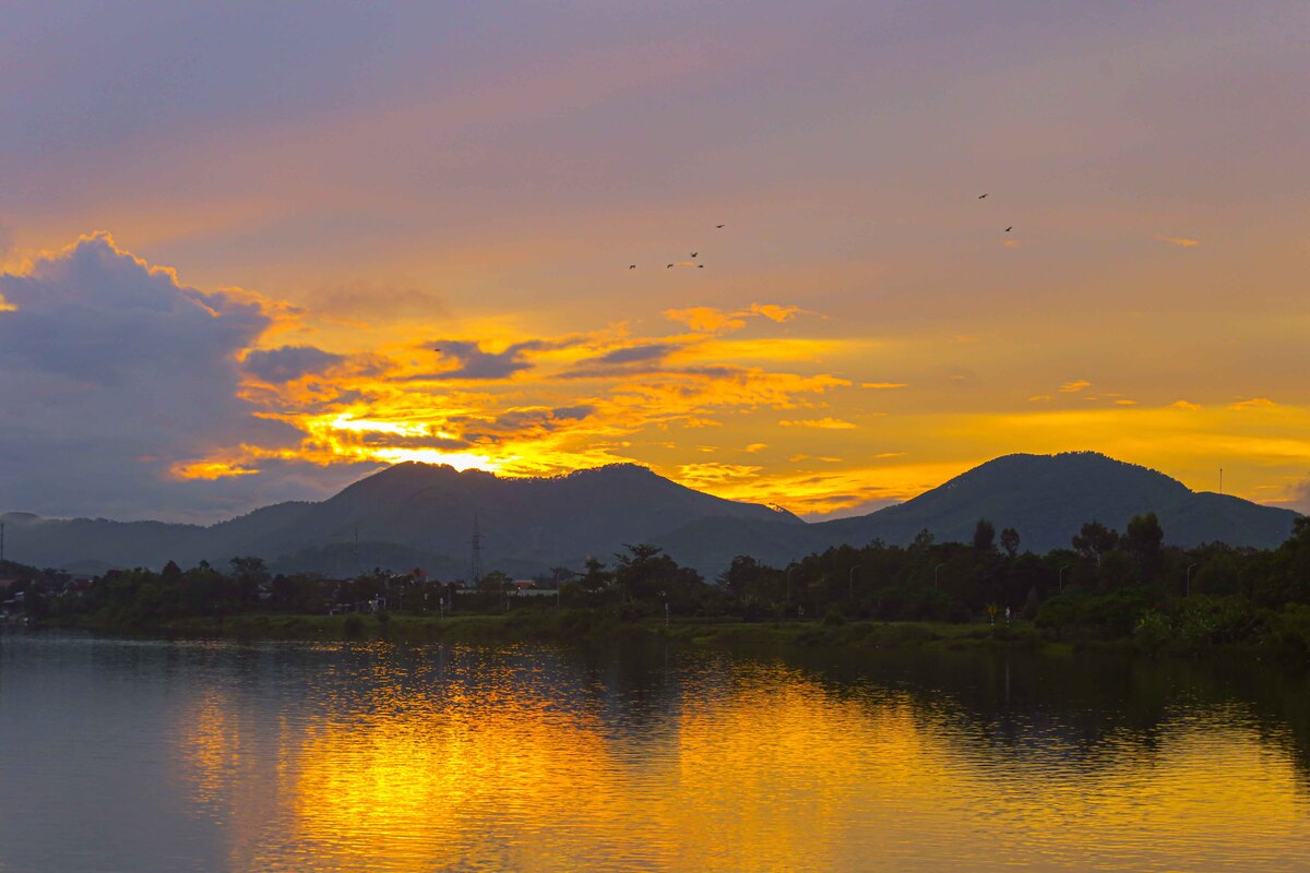 Khung cảnh thanh bình từ góc nhìn ở chân chùa Thiên Mụ khi hoàng hôn buông xuống (Ảnh: Lê Hoài Nhân/Báo Thanh Niên)