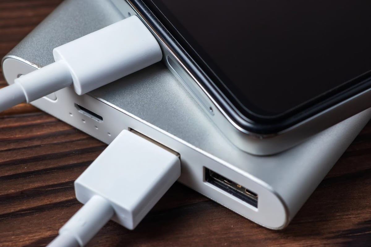 Cục sạc có công suất không quá 160Wh được phép mang lên máy bay theo hành lý xách tay. (Ảnh: Internet)