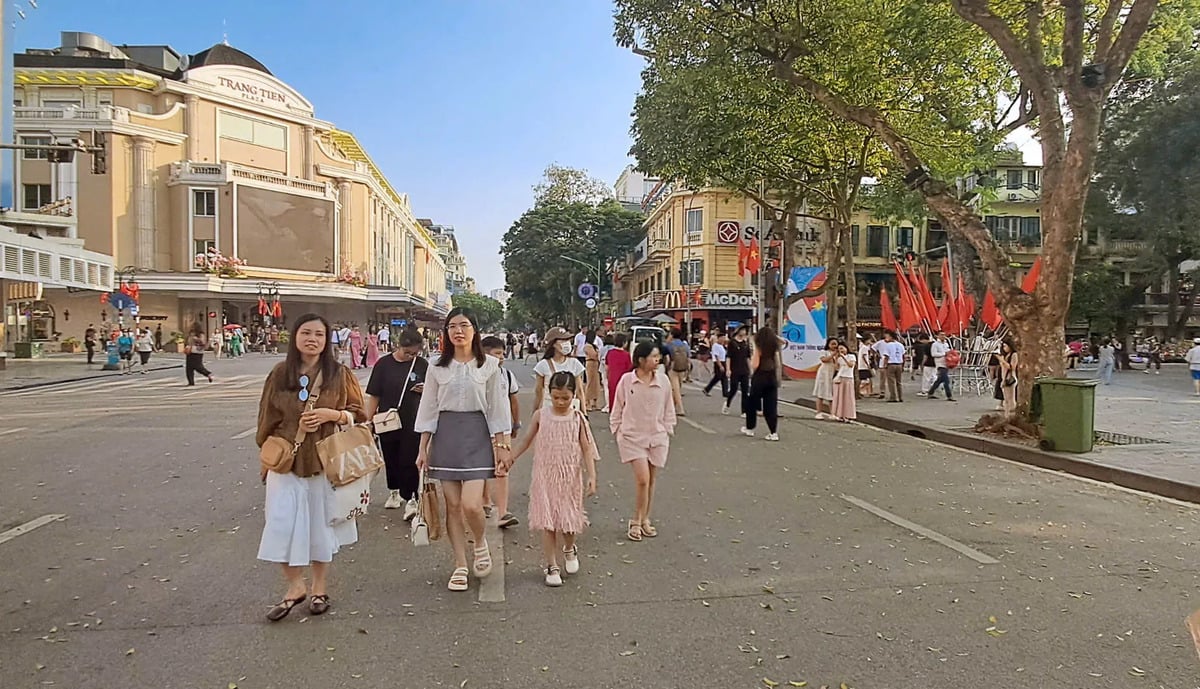 Khách du lịch dạo tại không gian đi bộ Hoàn Kiếm (Ảnh: Hoài Nam)