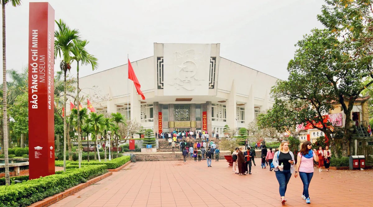 Du khách tham quan Bảo tàng Hồ Chí Minh (Ảnh: Hoài Nam)