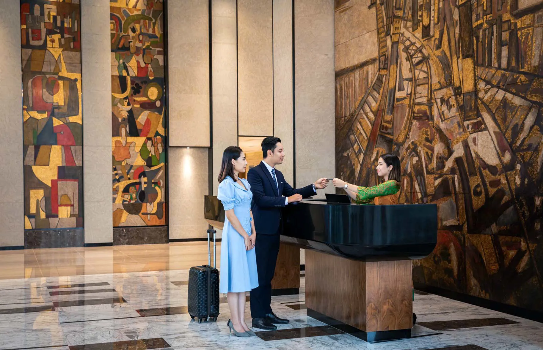 Khách du lịch đặt phòng tại khách sạn Thăng Long Opera (Ảnh: Hoài Nam)