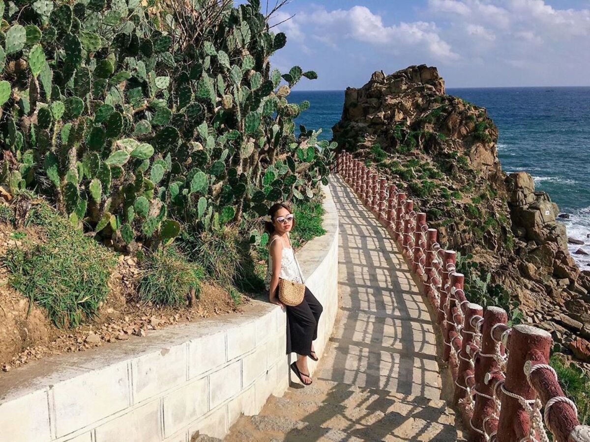 Du khách check-in tại Eo Gió (Nguồn: Internet)