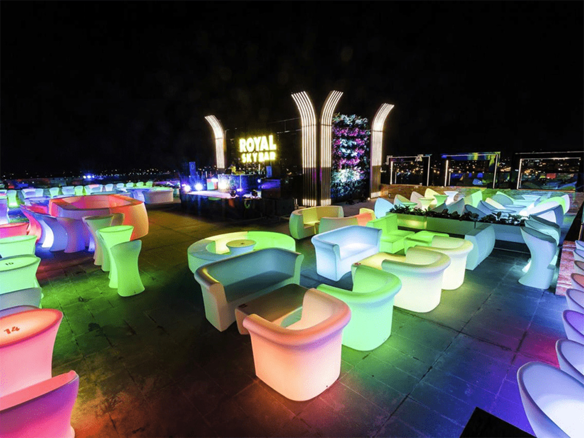 Royal Sky Bar - một quán bar nằm trên tầng thượng của khách sạn Royal Quảng Bình
