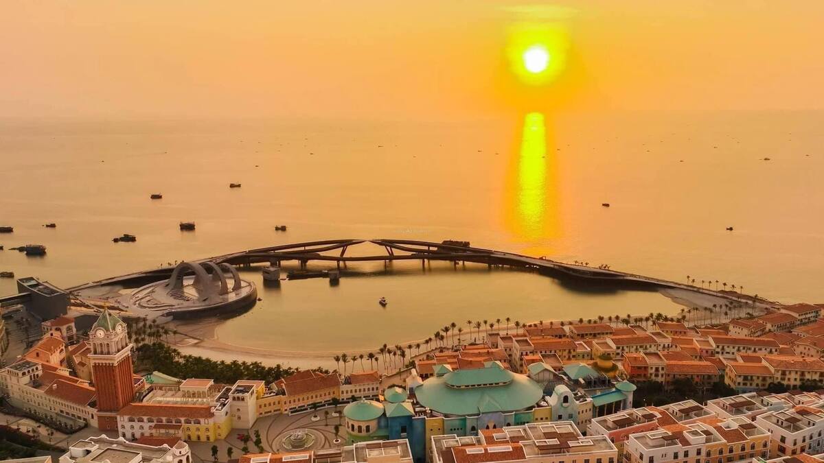 Cầu Hôn và toàn bộ thị trấn Địa Trung Hải nhìn từ trên cao. (Ảnh: Internet)