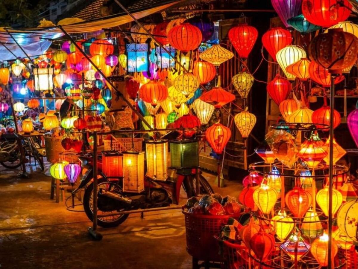 Dạo chợ đêm Hội An (Nguồn: Internet)