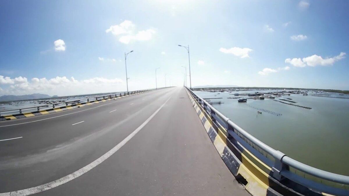 Cung đường đến đảo Gò Găng được xay dựng rất dễ đi, rộng rãi, thoáng mát (Ảnh: MIA)