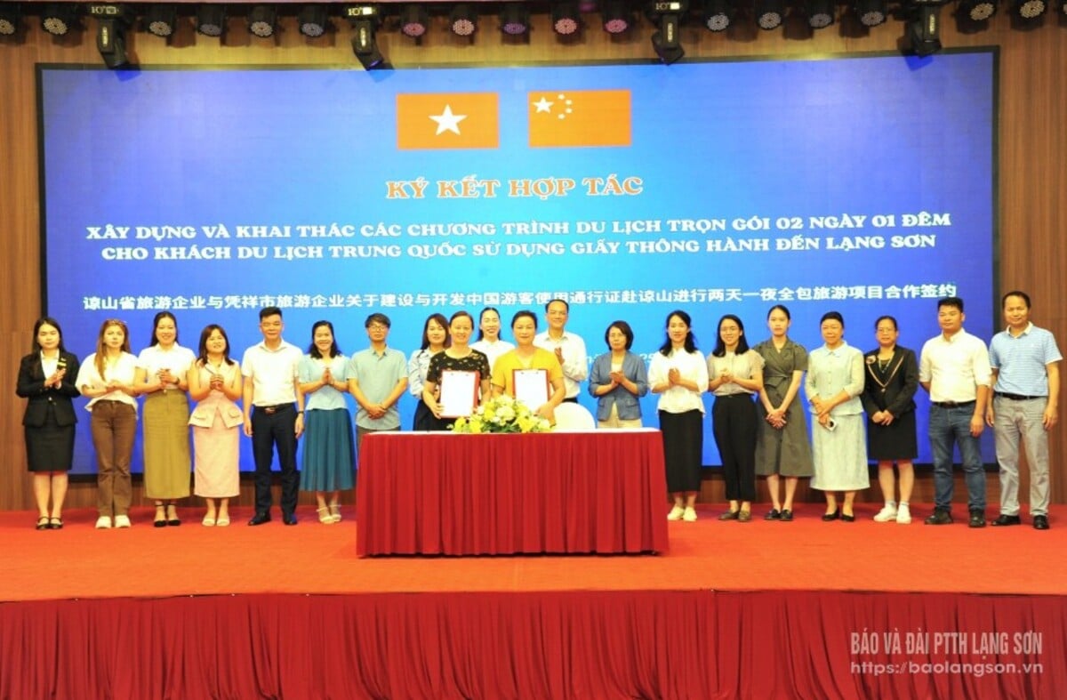 Lãnh đạo Hiệp hội Du lịch tỉnh Lạng Sơn, Việt Nam và Hiệp hội Du lịch Thị Bằng Tường, Trung Quốc ký kết Thỏa thuận hợp tác (Ảnh: Báo và Đài Phát thanh Truyền hình Lạng Sơn)