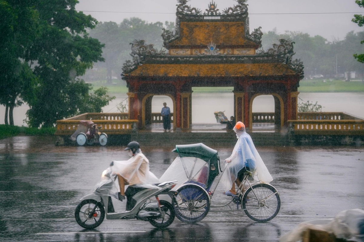 Mùa mưa ở Huế thường bắt đầu từ khoảng tháng 9 và kéo dài đến tháng 2 năm sau (Ảnh: Nhi Nguyễn)/REVIEW HUẾ