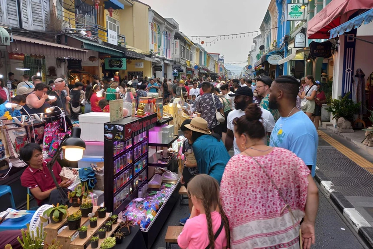 Khách du lịch tham quan phố đi bộ ở Phuket (Ảnh: Achadthaya Chuenniran)