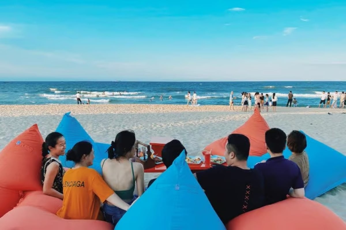 Du khách tắm biển và vui chơi tại Biển Nhật Lệ – Quảng Bình (Ảnh: Buffalo Beach Bar)