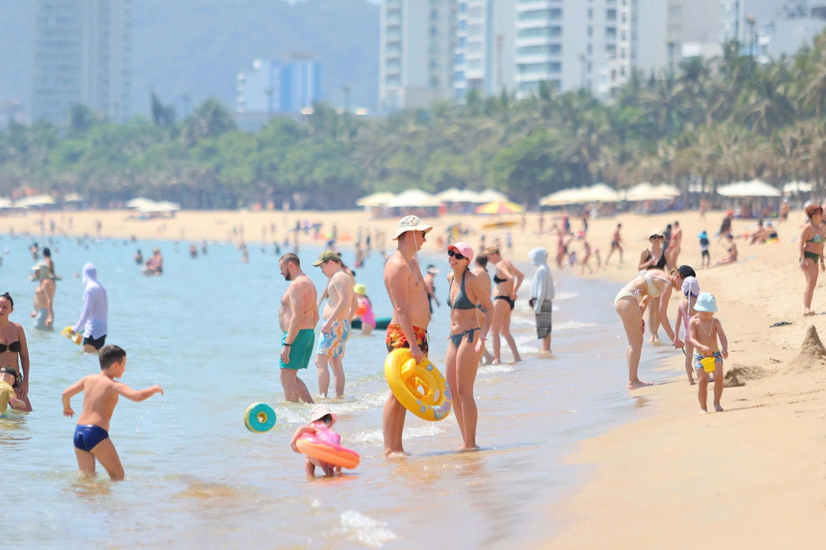 Du khách Nga tắm biển tại Nha Trang (Ảnh: Bá Duy/Báo Thanh Niên)