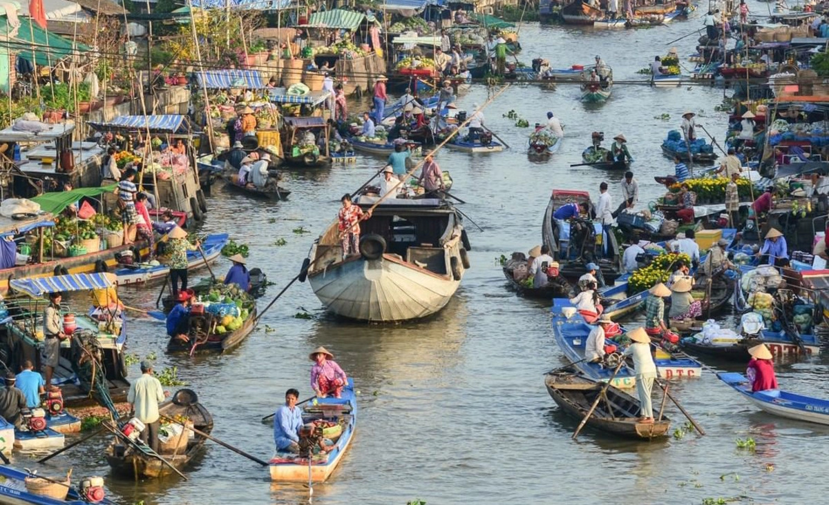 Một khu chợ nổi ở đồng bằng sông Cửu Long (Ảnh: @maiglobetravels/Instagram)