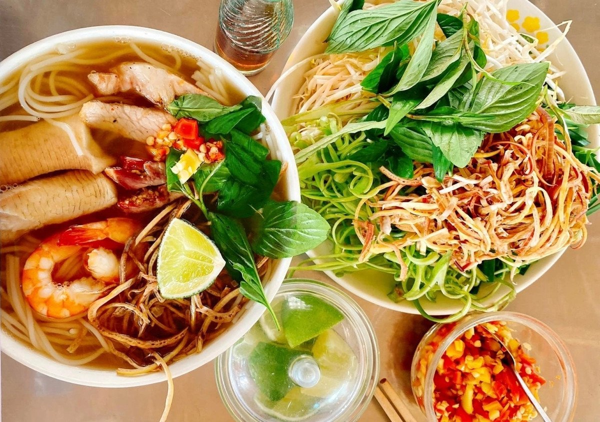 Tô bún được ăn kèm các loại rau sống (Nguồn: Internet)