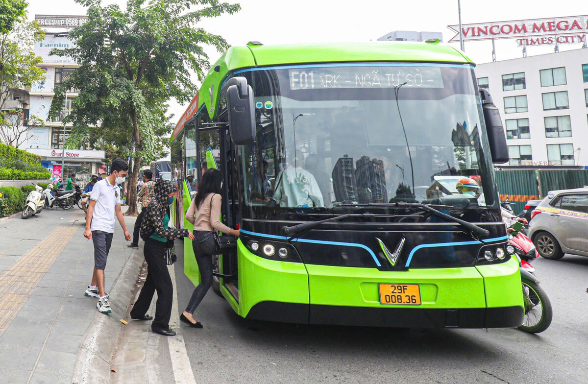 Du khách có thể di chuyển bằng xe buýt điện trong vành đai 1 (Ảnh: Báo Tiền Phong)