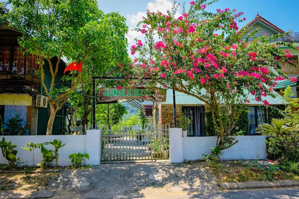 Cổng vào Jungle Boss Homestay (Ảnh: Phong Nha Memory Homestay)