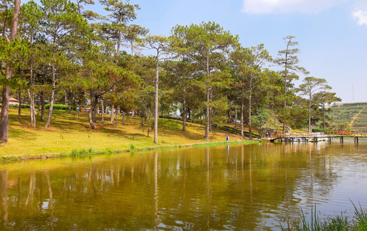 Ban đầu, hồ có tên là “Lac des Soupirs” sau đó đổi tên thành Than Thở (Ảnh: iVIVU)