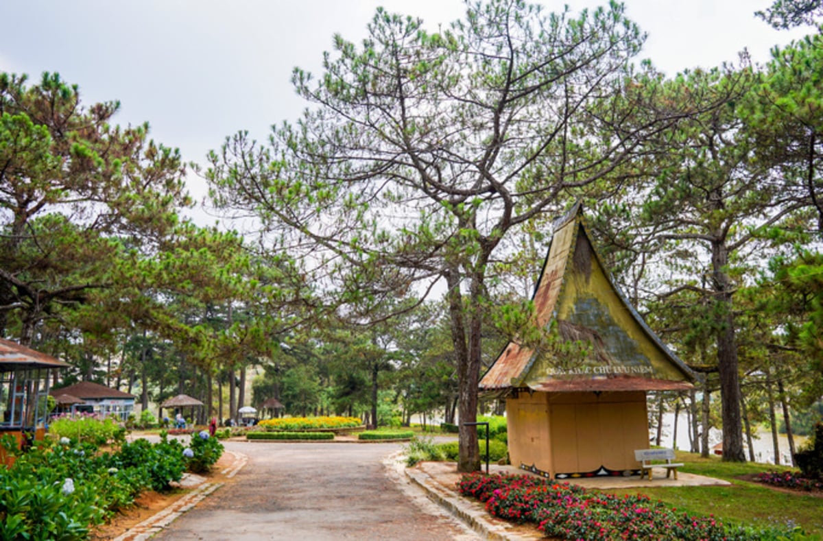 Dạo bộ và ngắm cảnh ở hồ Than Thở (Ảnh: iVIVU)