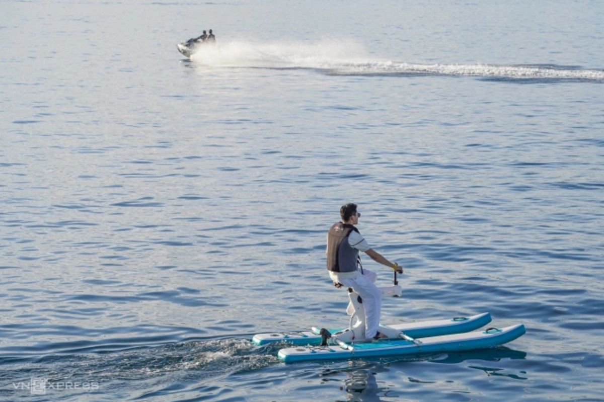 Cano cao tốc, lái motor nước... là những hoạt động được du khách yêu thích tại Nha Trang (Ảnh: Bùi Toàn/VnEpress)