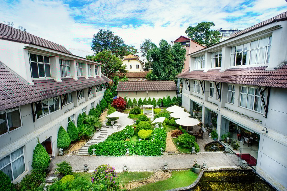 Khuân viên khách sạn Mường Thanh Holiday Đà Lạt Hotel (Ảnh: Khách sạn Mường Thanh)
