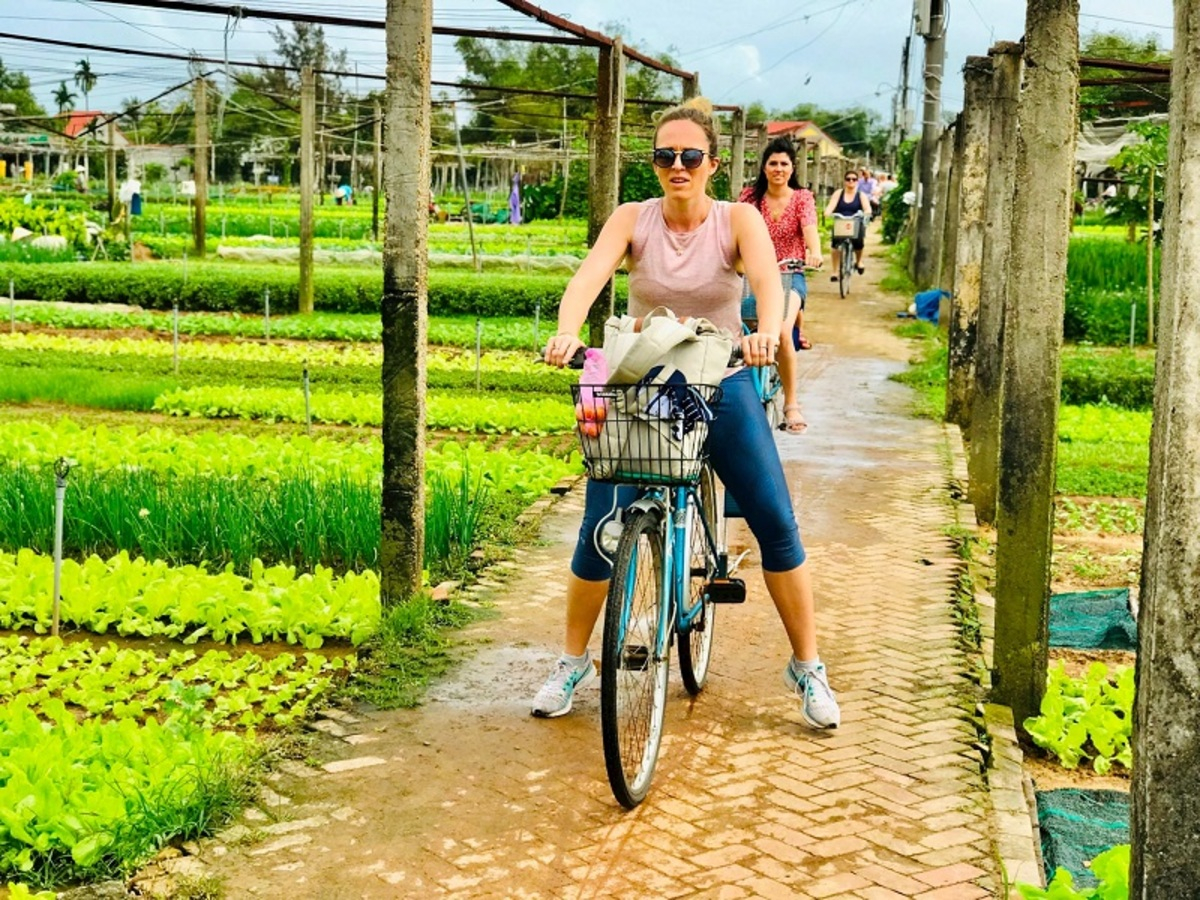 Đi dạo hoặc đạp xe quanh làng rau và ngắm cảnh (Nguồn: Internet)