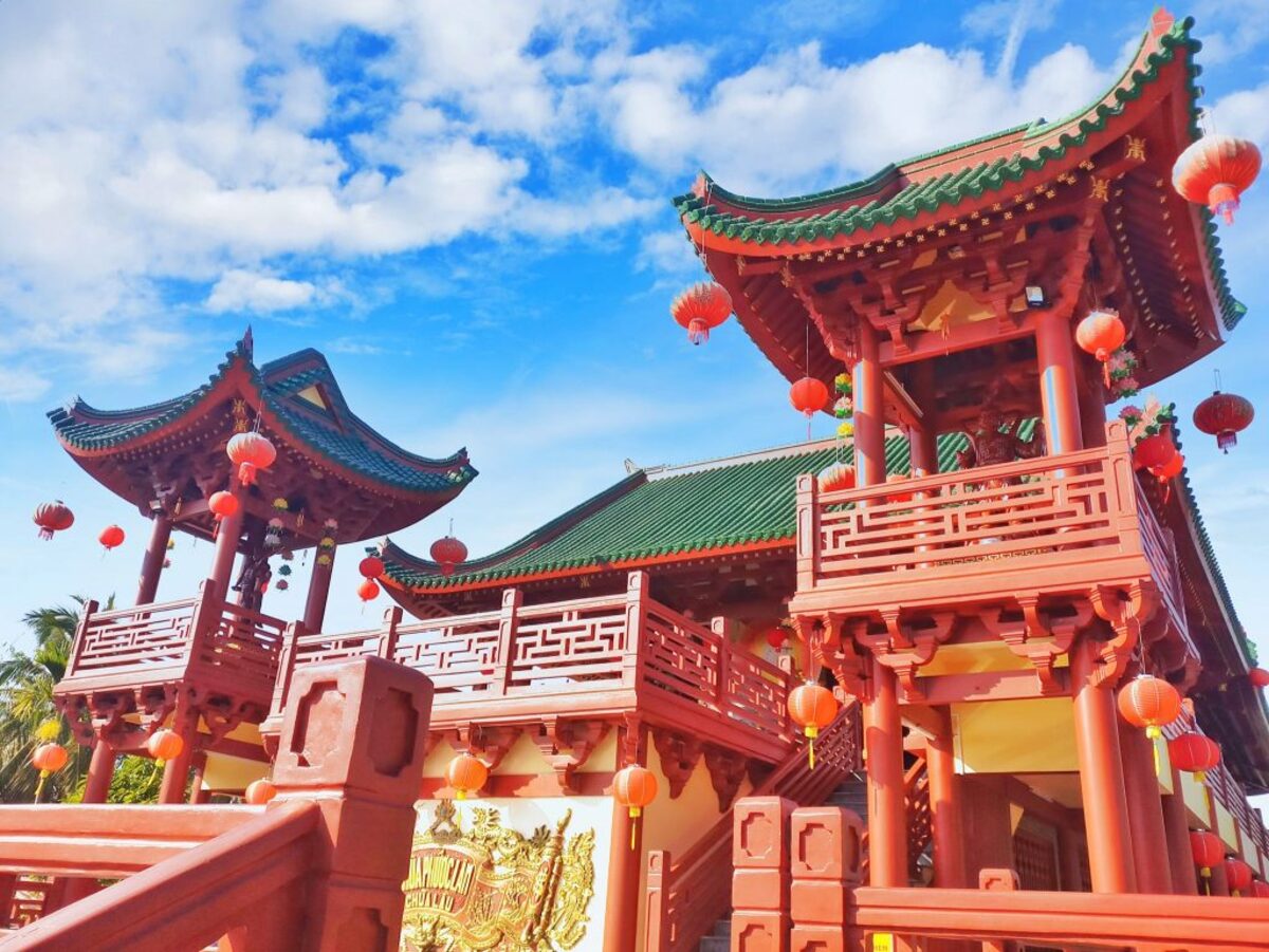 Kiến trúc dạng lầu độc đáo của chùa (Ảnh: Thám Hiểm Mekong)