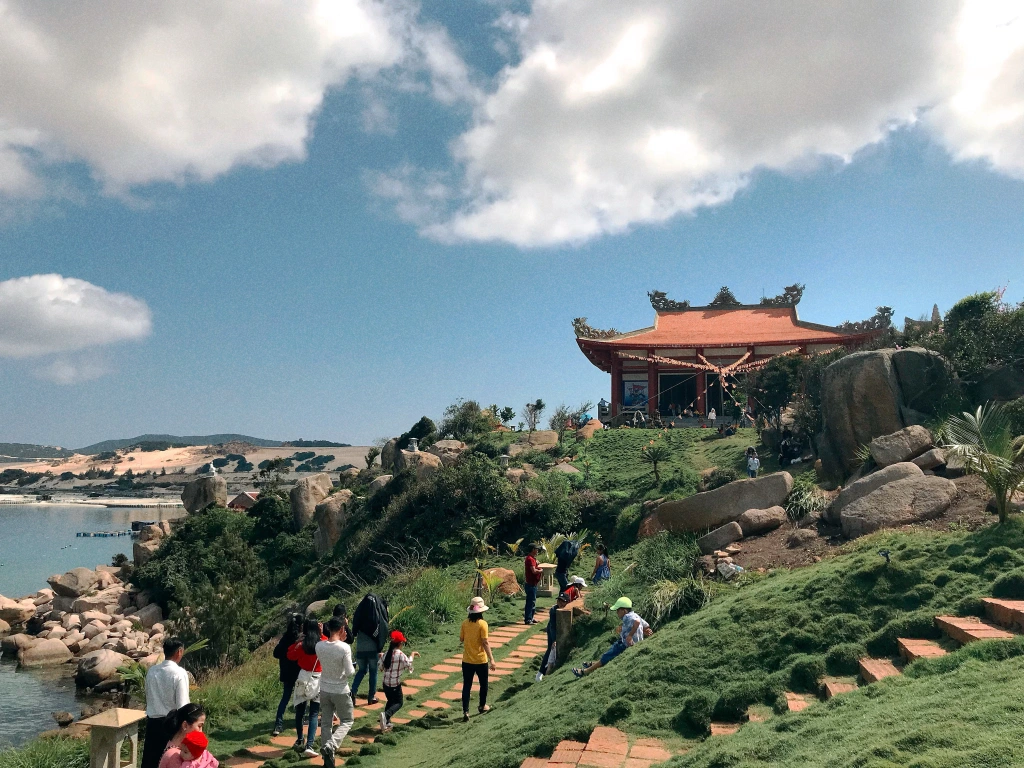 Ghé thăm chùa Thiên Ân Đầm Môn - Chốn tịnh tâm giữa biển trời Nha Trang - ảnh 1