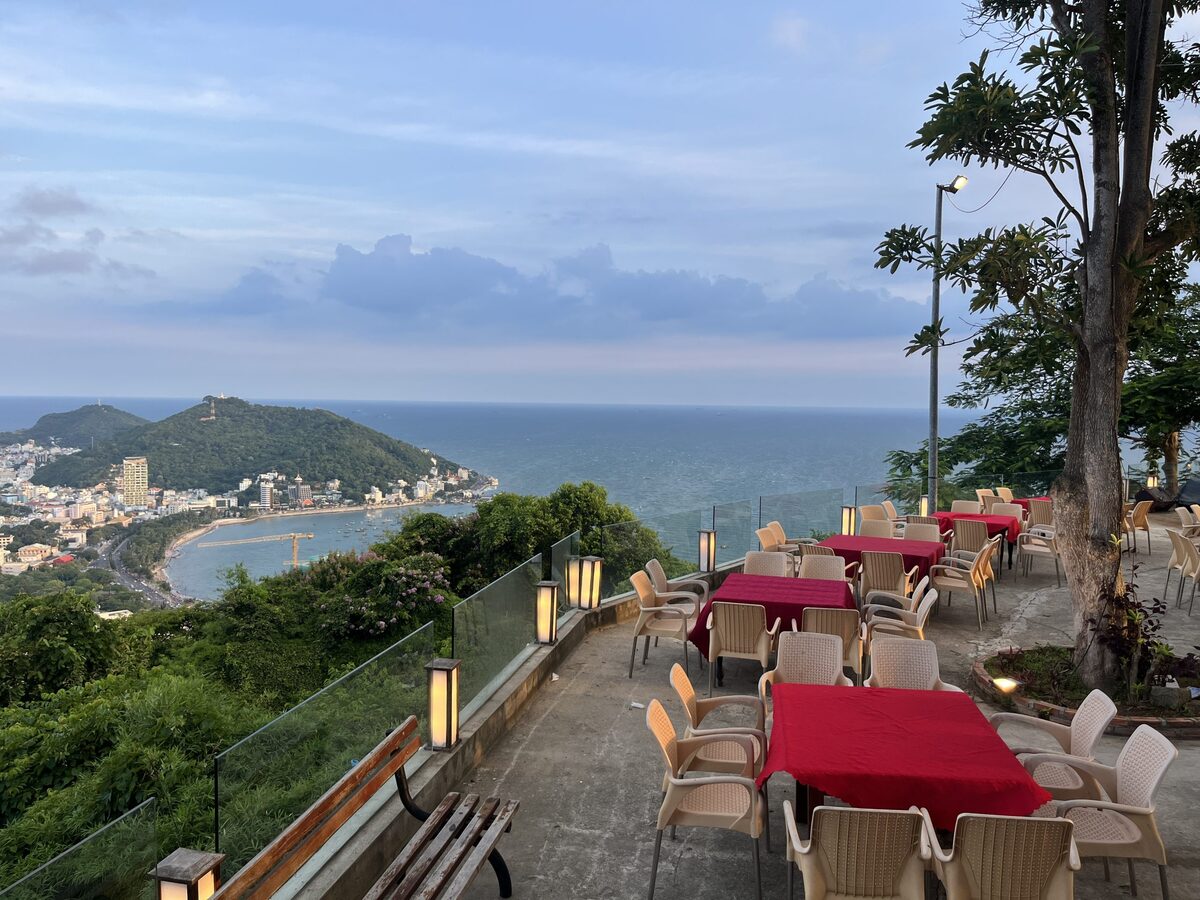 Nhà hàng Roryal Garden có view ngắm cảnh tuyệt đẹp (Ảnh: Hồ Mây Park)