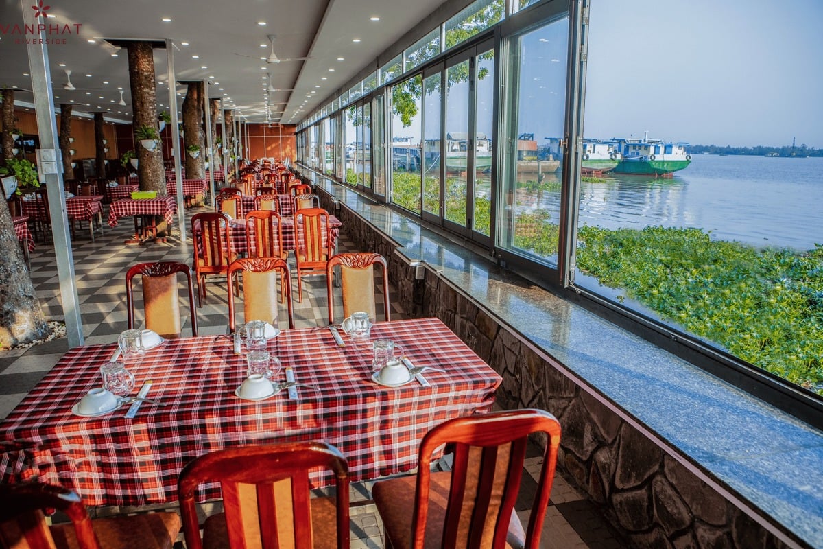Nhà hàng Vạn Phát Riverside (Nguồn: Vạn Phát Riverside Hotel & Restaurant)